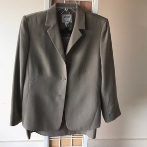 Women’s Collections for Le Suit skirt set.